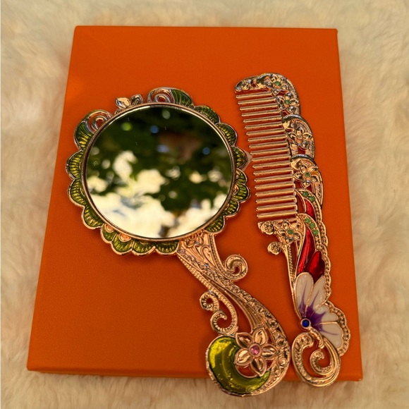 Peacock mirror and comb set. - Picture 4 of 5